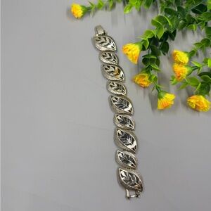 Vintage Gold Toned Abstract Leaf Design Bracelet